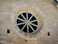 abbaye-senanque-013-2  Abbaye de Sénanque - Rosace en forme de roue de charette sur le pignon Est de l'église abbatiale