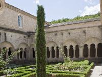 abbaye-senanque-030-2  Abbaye de Sénanque - Le cloître. C'est le centre de l'abbaye. Lieu de passage, il relie les différentes parties du monastère, mais c'est avant tout un lieu de méditation et de lecture