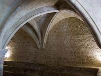 abbaye-senanque-048-2  Abbaye de Sénanque - La salle du chapitre ou salle capitulaire. Ce qui caractérise cette salle, c'est la finesse de son acoustique : la parole s'y fait entendre sans effort, grâce, notamment, aux six croisées d'ogives.