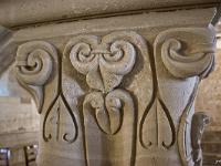 abbaye-senanque-053-2  Abbaye de Sénanque - Le chauffoir. Cette petite salle est voûtée de quatre voûtes d'arêtes qui retombent au centre sur cette robuste colonne dont le chapiteau est orné de feuilles d'eau et de fleurs de lys inversées