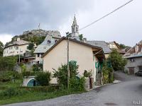 Saint Vincent les Forts (Ht Alpes)  Entrée Sud du village. En arrière plan à gauche, le fort Joubert