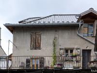 Saint Vincent les Forts (Ht Alpes)  Le même balcon vu de face (Sud)
