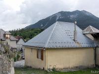 Saint Vincent les Forts (Ht Alpes)  Ruelle enherbée. A gauche, le mur Sud du cimetière