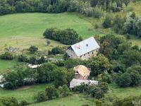 Saint Vincent les Forts (Ht Alpes)  Ferme isolée en contrebas du village au Nord