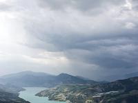 Saint Vincent les Forts (Ht Alpes)  Vue sur le lac de Serre Ponçon depuis le rocher de Guerre