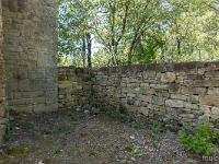 Tour de Porchères  Muret à l'Est de la tour ...