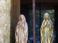 Tour de Porchères  Statuettes de la Ste Vierge sur le fenestron de la sacristie à l'Est de la tour ...
