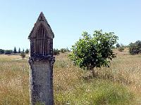 Tour de Porchères  Oratoire à l'entrée du chemin qui mène, 500 m au nord, à la tour ...