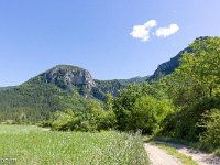 Au Sud de Valbelle  La montagne de Sumiou coupée en deux par le ravin du Grand Vallon ...