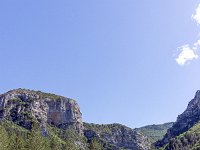 Au Sud de Valbelle  Les blés sont mouvants sous les à-coups du vent ...