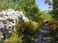 Au Sud de Valbelle  Autre vue sur le GR6. C'était un ancien chemin très fréquenté au moyen âge qui menait à l'adret de Lure via le pas de Jean Richaud ...
