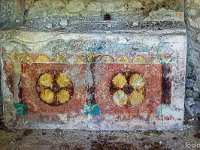 Au Sud de Valbelle  A l'intérieur se trouve un hôtel peint ...
