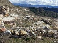 Lazer - Vestiges du site de la Plâtrière  Ici sur la gauche, les restse d'une petite dalle de plâtre rose ...