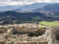 Lazer - Vestiges du site de la Plâtrière  Une autre bâtisse. Au loin sur la droite la ville de Laragne-Montéglin ...