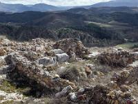 Lazer - Vestiges du site de la Plâtrière  Autre vue sur les vestiges 2/2 ... Au loin sur la gauche, le village d'Upaix et les vestiges de son château sur sa motte castrale ...