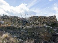 Lazer - Vestiges du site de la Plâtrière  Vestiges du rempart Nord - Le village était ceint de remparts au Nord et à l'Est. Les autres points cardinaux étaient naturellement protégés par la configuration du site ...