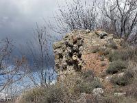 Lazer - Vestiges du site de la Plâtrière  Nous voici au sommet de la motte castrale ou se trouvait le château dit des "Evêques de Gap" dont il ne reste aujourd'hui que quelques pans de murs ...
