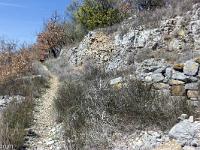 Village ruiné de Vière  On monte vers le village par l'ancien chemin d'accès au Sud