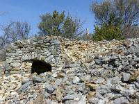 Village ruiné de Vière  Au loin, l'église de Vière. C'est également sur cette partie, la plus haute que se trouvait le castrum (1073) dont il ne reste rien