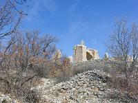 Village ruiné de Vière  Montons maintenant en direction de l'église Saint Barthélémy (XIIe)