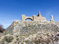 Eglise St Barthélémy d'Ongles - XIIe  Les murs Sud et Ouest du cimetière attenant à l'église