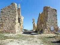 Eglise St Barthélémy d'Ongles - XIIe  Nous voici face à l'entrée à l'Ouest. Au fond se trouvait le coeur et son abside en cul-de-four
