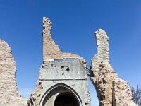 Eglise St Barthélémy d'Ongles - XIIe  Vue sur la chapelle Nord/Est de style roman et les vestiges du clocher. Ces parties de l'église sont les plus anciennes et datent du XIIe siècle. Le deuxième arc, brisé en pierres claires date du remaniement de l'église au XIV et XVe siècles