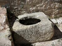 Eglise St Barthélémy d'Ongles - XIIe  Bassin monolithe (fonts baptismaux) dans les restes de la chapelle Sud/Ouest construite au XVIIe siècle