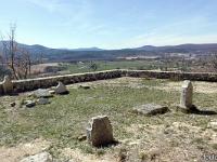 Eglise St Barthélémy d'Ongles - XIIe  Le cimetière ou subsistent quelques pierres tombales