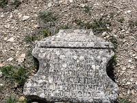 Eglise St Barthélémy d'Ongles - XIIe  Pierre tombale 3/3