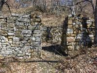 Village ruiné de Vière  Murs et entrée d'une maison au Nord/Ouest du village