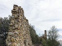 Eglise Saint Antoine  De cette église, ne reste que le pignon Ouest et son occulus, le choeur voûté encore couvert et une partie des murs Sud et Nord