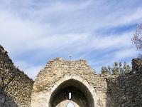 Eglise Saint Antoine  Des bancs ont été bâti avec des pierres trouvées aux alentours
