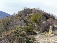 Châteauneuf-Val-St-Donat - Vieux village  Arrivée au village. Au plus haut au centre, se trouvent les ruines du château de Raymond de Glandevès, seigneur du lieu, château dont nous visiterons les ruines plus loin dans cette galerie