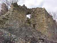 Châteauneuf-Val-St-Donat - Vieux village  Une autre maison qui a conservé ses murs à l'Est 1/2