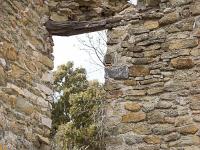 Châteauneuf-Val-St-Donat - Vieux village  Une autre maison qui a conservé ses murs à l'Est 2/2