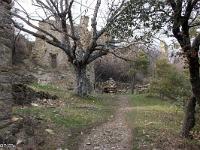Châteauneuf-Val-St-Donat - Vieux village  Arrivée sur une petite place au Sud du village