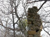 Châteauneuf-Val-St-Donat - Vieux village  Ici plus qu'un petit bout de mur est encore debout