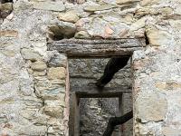 Châteauneuf-Val-St-Donat - Vieux village  Traversons cette maison qui à deux portes alignées au Nord et au Sud