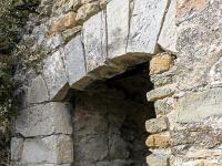 Châteauneuf-Val-St-Donat - Vieux village  Plus loin, une ouverture encore en état