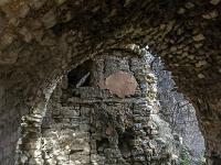 Châteauneuf-Val-St-Donat - Vieux village  Celle ci donne sur une pièce voûtée