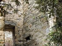 Châteauneuf-Val-St-Donat - Vieux village  Ici, nous allons accèder à une sorte de cour comportant une partie couverte. Nous entrons dans la partie Sud du château