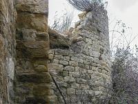 Châteauneuf-Val-St-Donat - Vieux village  A droite de la porte, avant d'entrer, les vestiges d'une tour