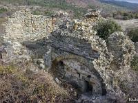 Châteauneuf-Val-St-Donat - Vieux village  Vue sur l'intérieur. En bas à droite de l'arc, le passage vu précédemment