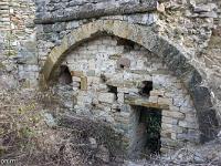 Châteauneuf-Val-St-Donat - Vieux village  Détail de l'arc sud clairsemé de niches