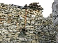 Châteauneuf-Val-St-Donat - Vieux village  Vestige d'une maison dans une ruelle à l'Est (haut)