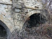 Châteauneuf-Val-St-Donat - Vieux village  Au Nord se trouve une sorte de préau composé de deux arcs