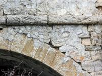 Châteauneuf-Val-St-Donat - Vieux village  Détail des pierres de taille au dessus des arcs