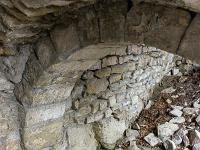 Châteauneuf-Val-St-Donat - Vieux village  Sous le couvert se trouve un arc plus petit en parallèle et à l'axe des deux arcs extérieurs