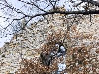 Châteauneuf-Val-St-Donat - Vieux village  Rempart Ouest et ouverture en arc qui donne sur la cour vue précédemment